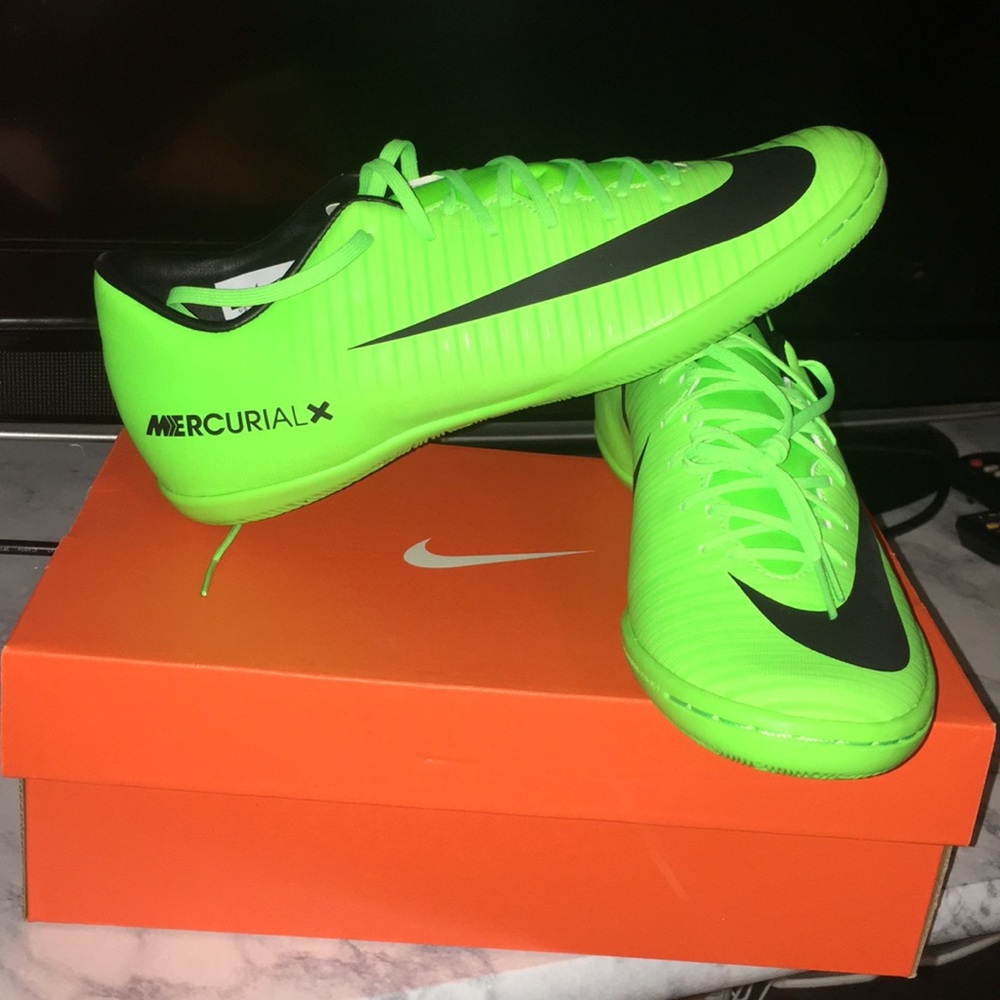 NEVER WORN. Men green nike indoor soccer shoes